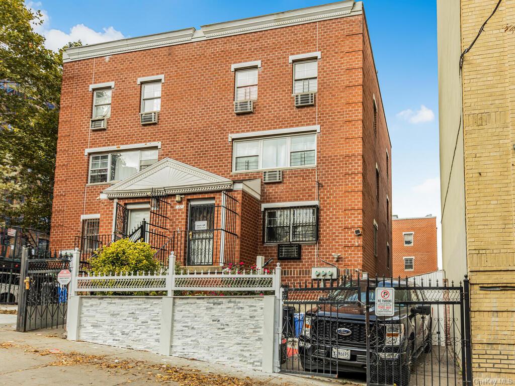 1321 Lafayette Avenue, Bronx, New York - 7 Bedrooms  
4 Bathrooms - 