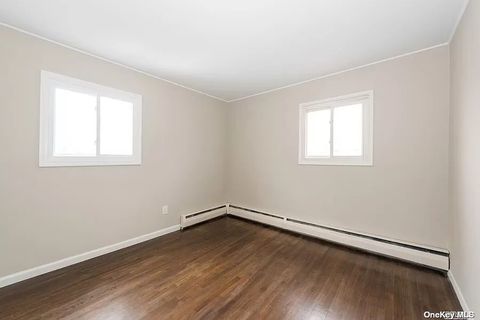 Photo of 587 S Bayview Avenue, Freeport, NY 11520 (MLS # L3547067) Photo of 587 S Bayview Avenue, Freeport, NY 11520 (MLS # L3547067)