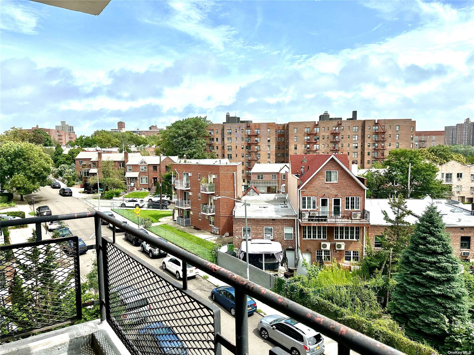 Property for Sale at Thornton Place 4D, Forest Hills, Queens, NY - Bedrooms: 2 
Bathrooms: 1 
Rooms: 5  - $289,000