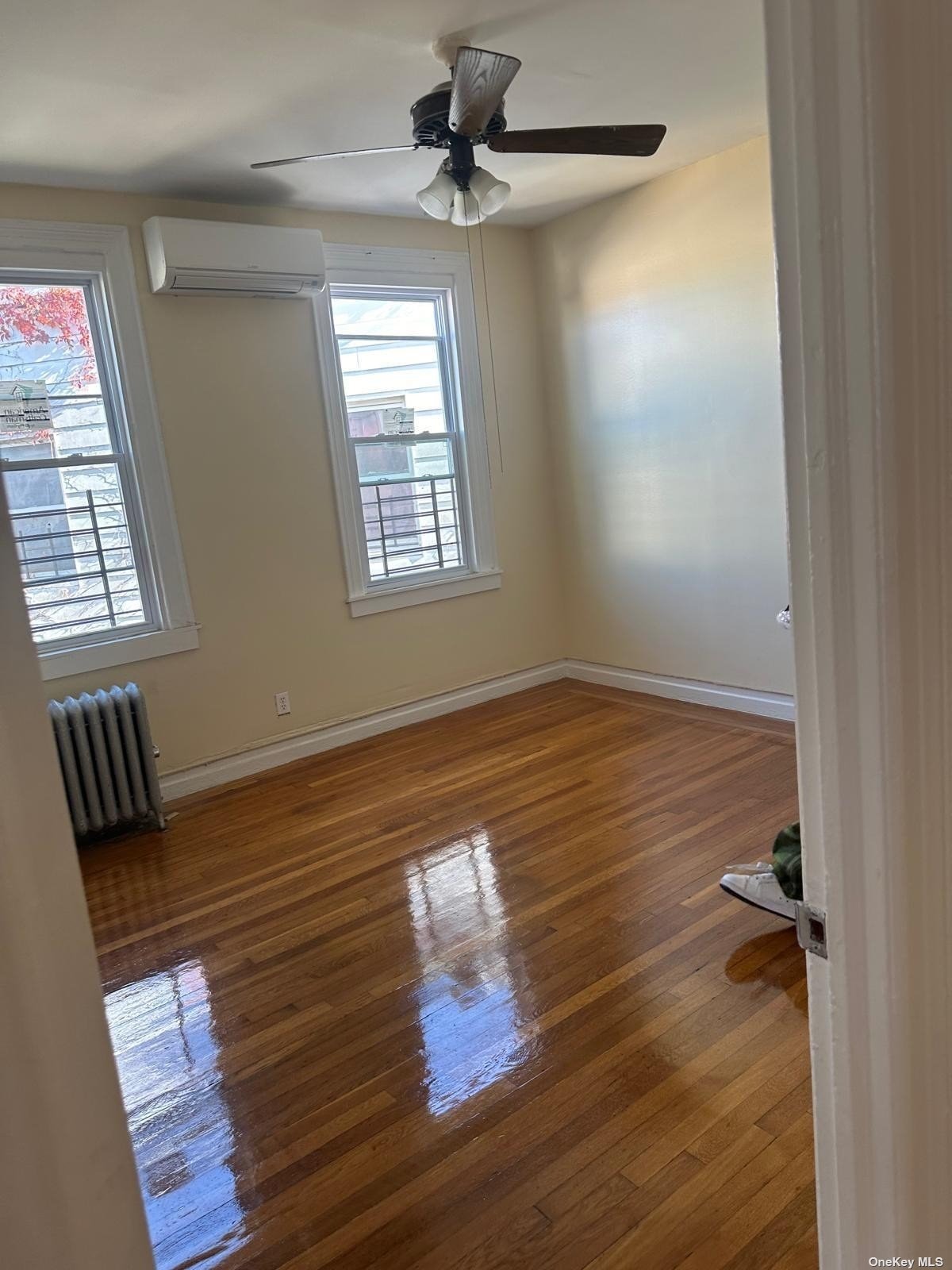 Holland Avenue, Bronx, New York - 4 Bedrooms  
1 Bathrooms - 