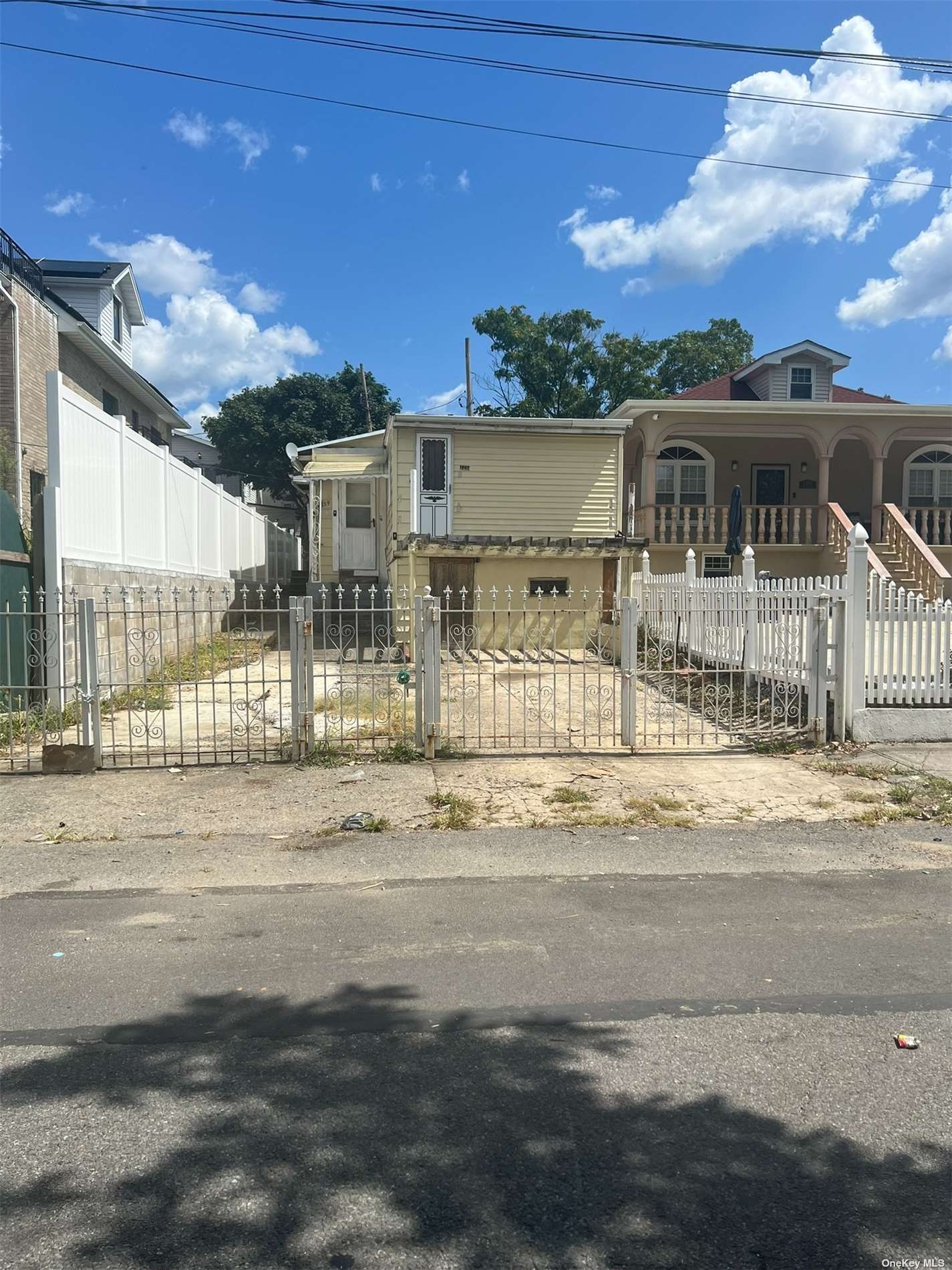 1329 Harding Park, Bronx, New York - 3 Bedrooms  
1 Bathrooms  
7 Rooms - 