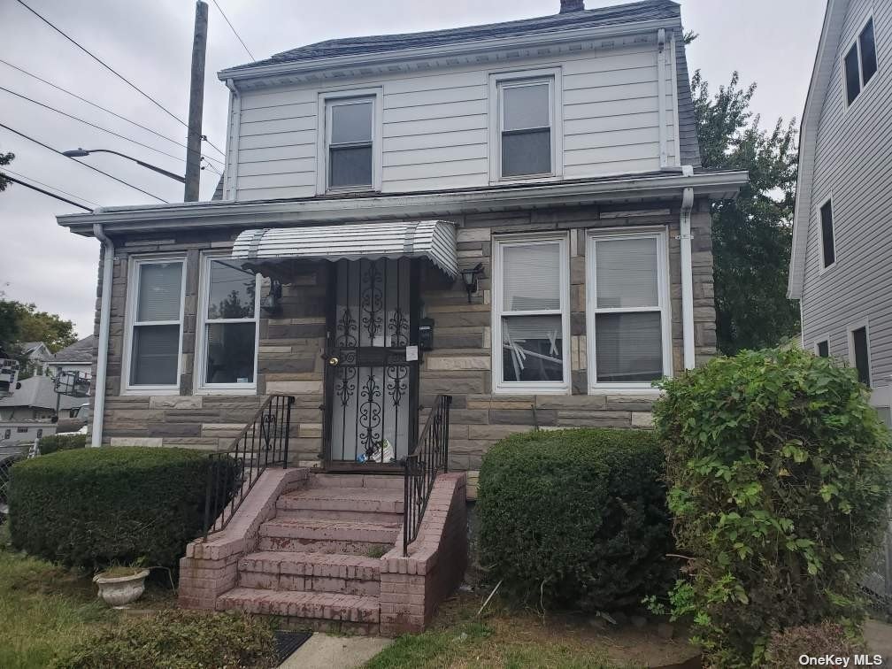 18901 Mangin Avenue, Saint Albans, Queens, NY - 3 Bedrooms  
3 Bathrooms  
7 Rooms - 