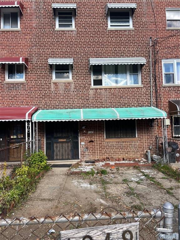 Property for Sale at 1049 E 219th Street, Bronx, New York - Bedrooms: 3 
Bathrooms: 2 
Rooms: 7  - $500,000