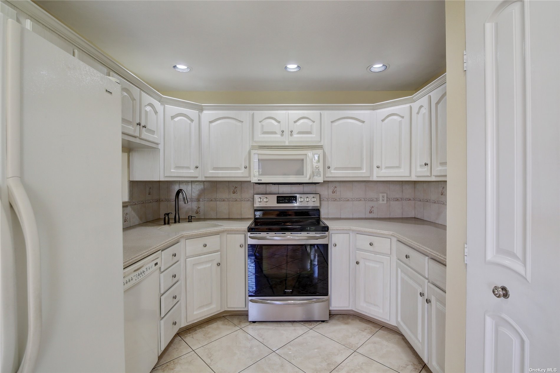 Photo 8 of 23 of 100 Daly Boulevard 2211 co-op property