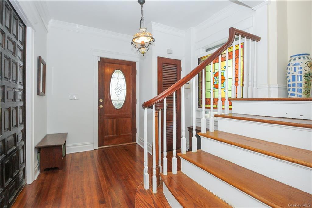 195 Larchmont Avenue, Larchmont, New York - 4 Bedrooms  
3 Bathrooms  
8 Rooms - 