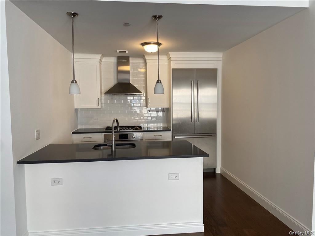 Rental Property at 10 Byron Place 604, Larchmont, New York - Bedrooms: 2 
Bathrooms: 2 
Rooms: 4  - $5,550 MO.