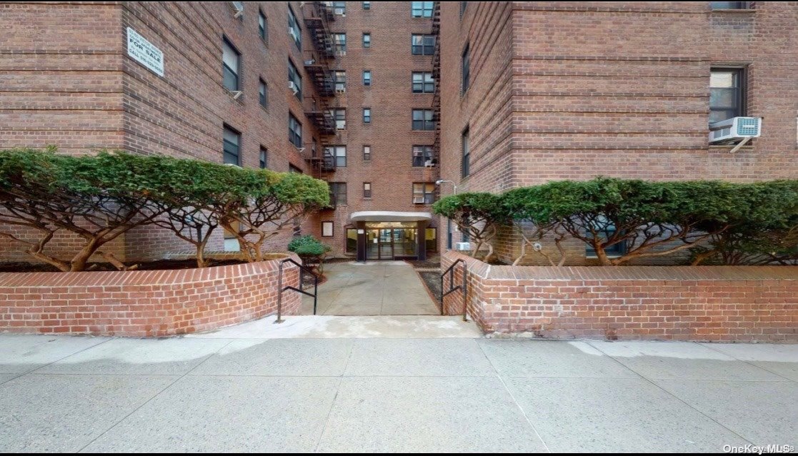 8360 Vietor Avenue 5C, Elmhurst, Queens, NY - 2 Bedrooms  
1 Bathrooms  
4 Rooms - 