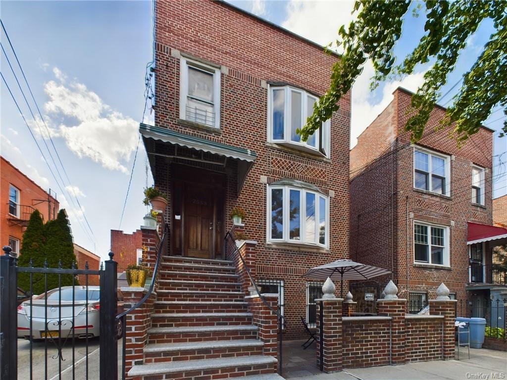 Radcliff Avenue, Bronx, New York - 7 Bedrooms  
4 Bathrooms - 