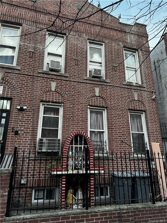 1122 Elder Avenue, Bronx, New York - 10 Bedrooms  
4 Bathrooms - 