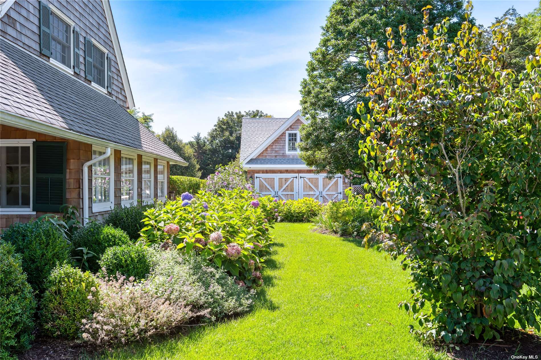 Beach Lane, Quogue, Hamptons, NY - 6 Bedrooms  
4 Bathrooms - 