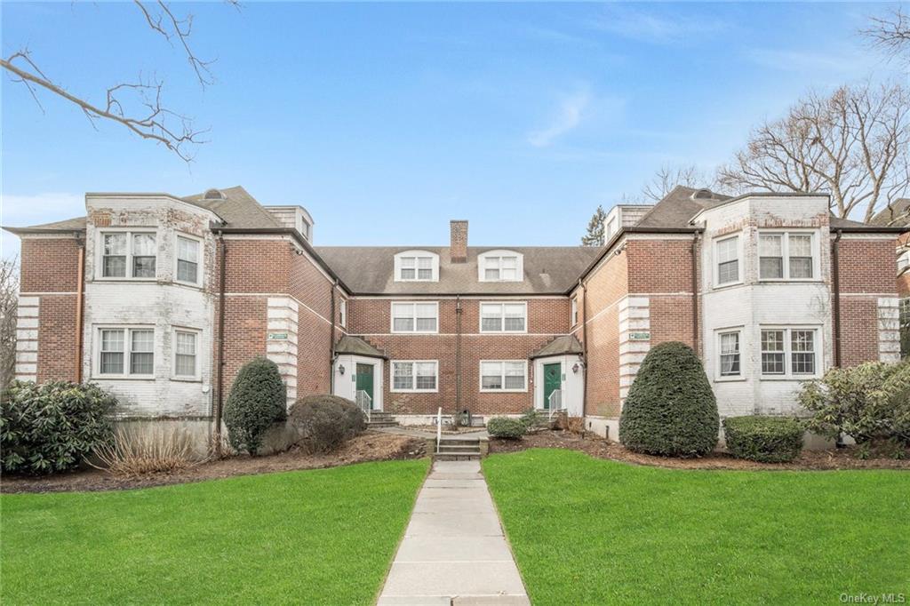 13 Campus Place 2B, Scarsdale, New York - 2 Bedrooms  
2 Bathrooms  
4 Rooms - 