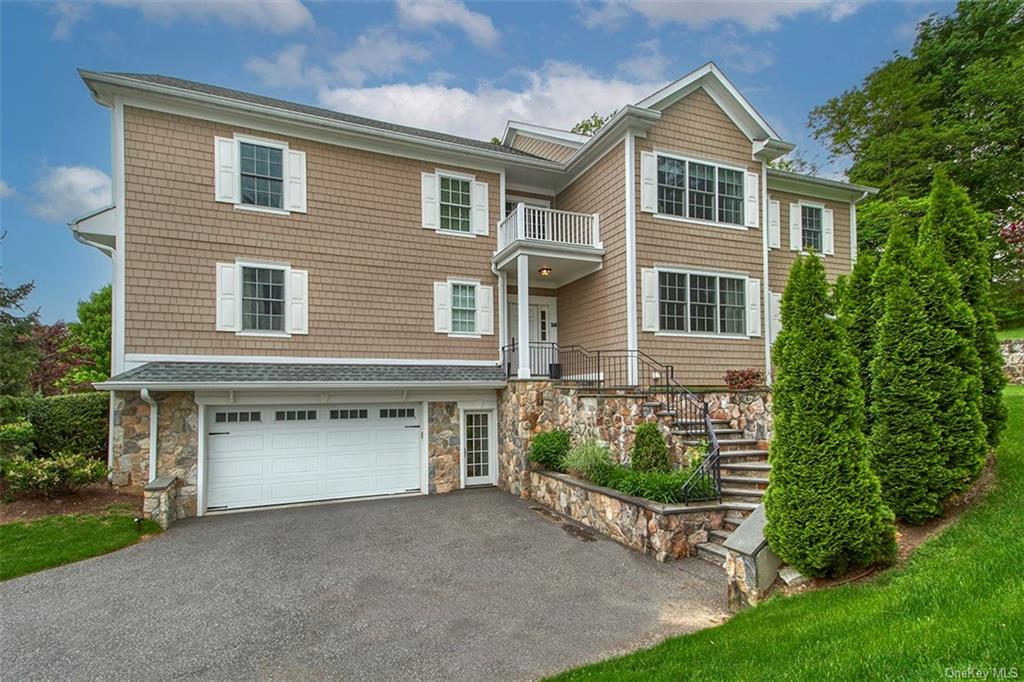 16 Manor Lane, Scarsdale, New York - 4 Bedrooms  
5 Bathrooms  
11 Rooms - 