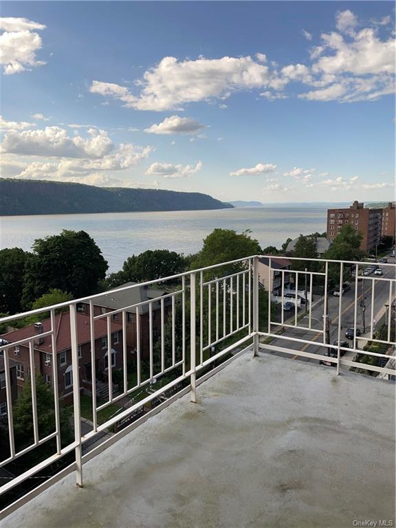 Photo 1 of 632 Warburton Avenue 8E, Yonkers, New York, $199,000, Web #: 6291591