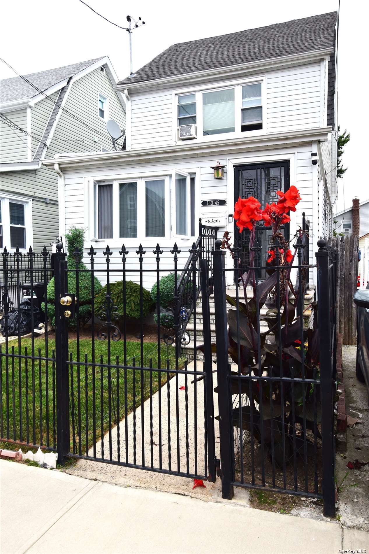 Property for Sale at 220th Street, Laurelton, Queens, NY - Bedrooms: 3 
Bathrooms: 2 
Rooms: 4  - $662,999