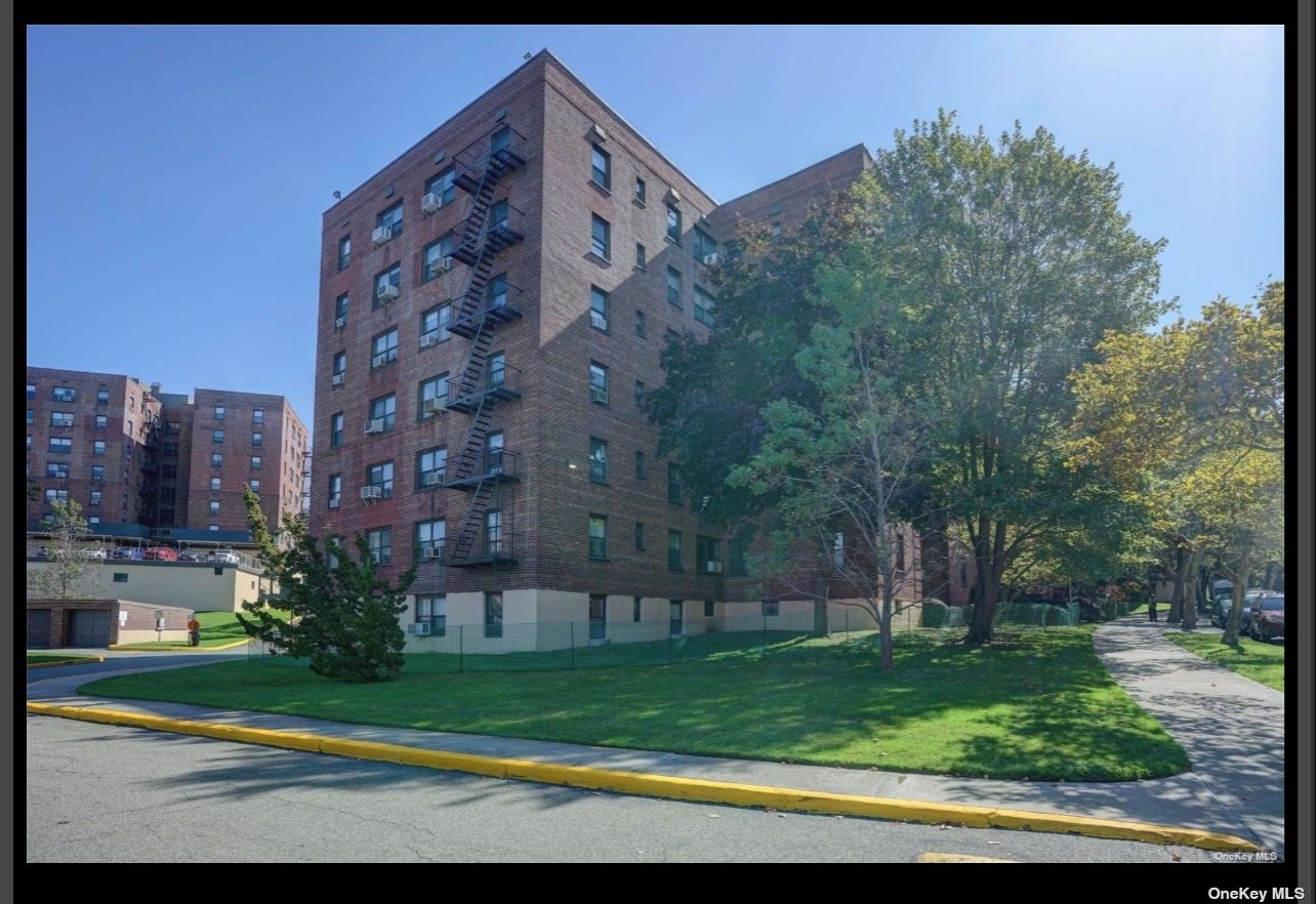 2625 141 Street 3B, Flushing, Queens, NY - 3 Bedrooms  
1 Bathrooms  
5 Rooms - 