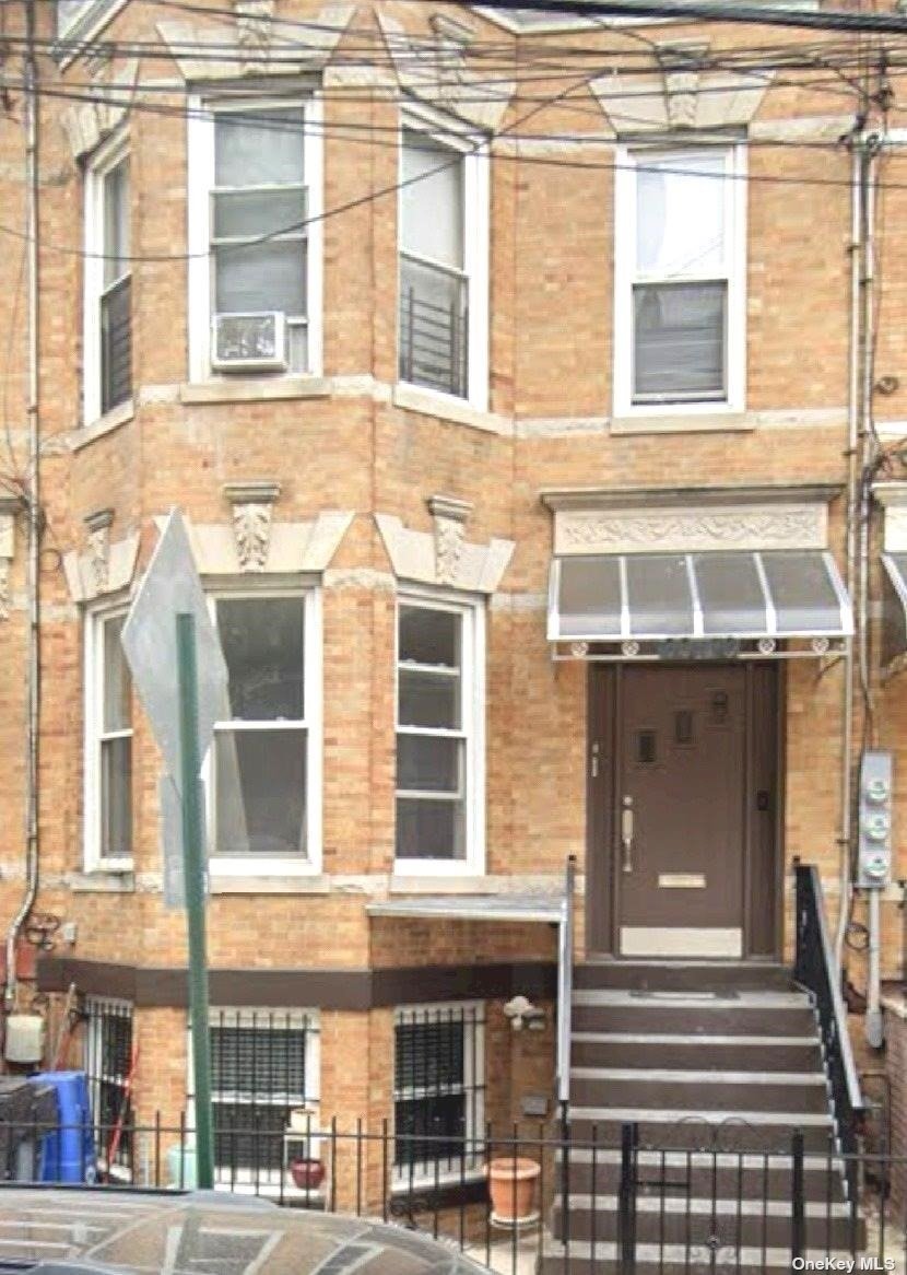 Rental Property at 6074 Catalpa Avenue 3, Ridgewood, Queens, NY - Bedrooms: 3 
Bathrooms: 1 
Rooms: 5  - $3,700 MO.