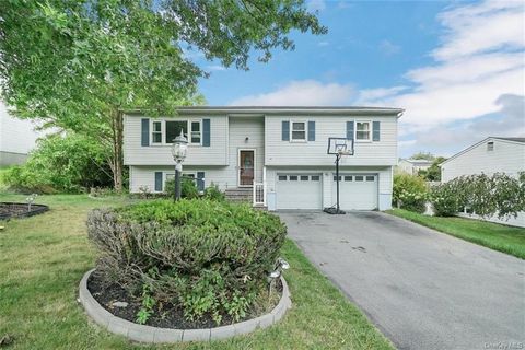 Homes For Sale - 14 Half Hollow Turn<br/> Orange County, Monroe, NY 10950