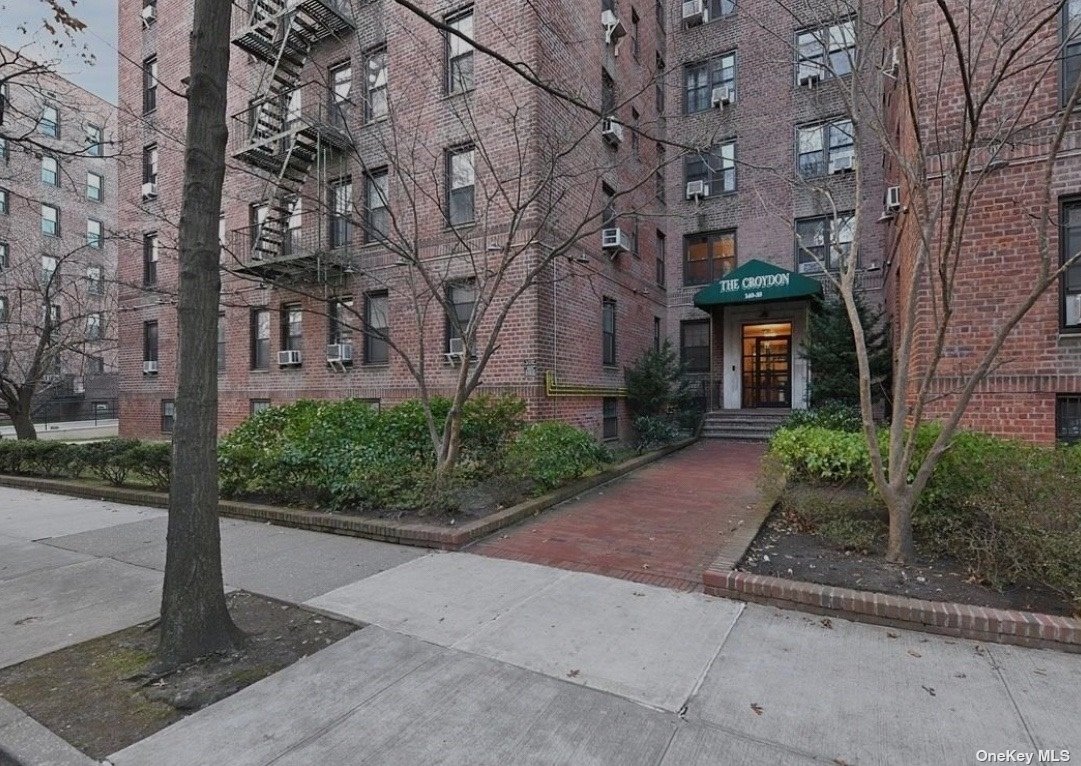 Burden Crescent 207, Briarwood, Queens, NY - 2 Bedrooms  
1 Bathrooms  
4 Rooms - 