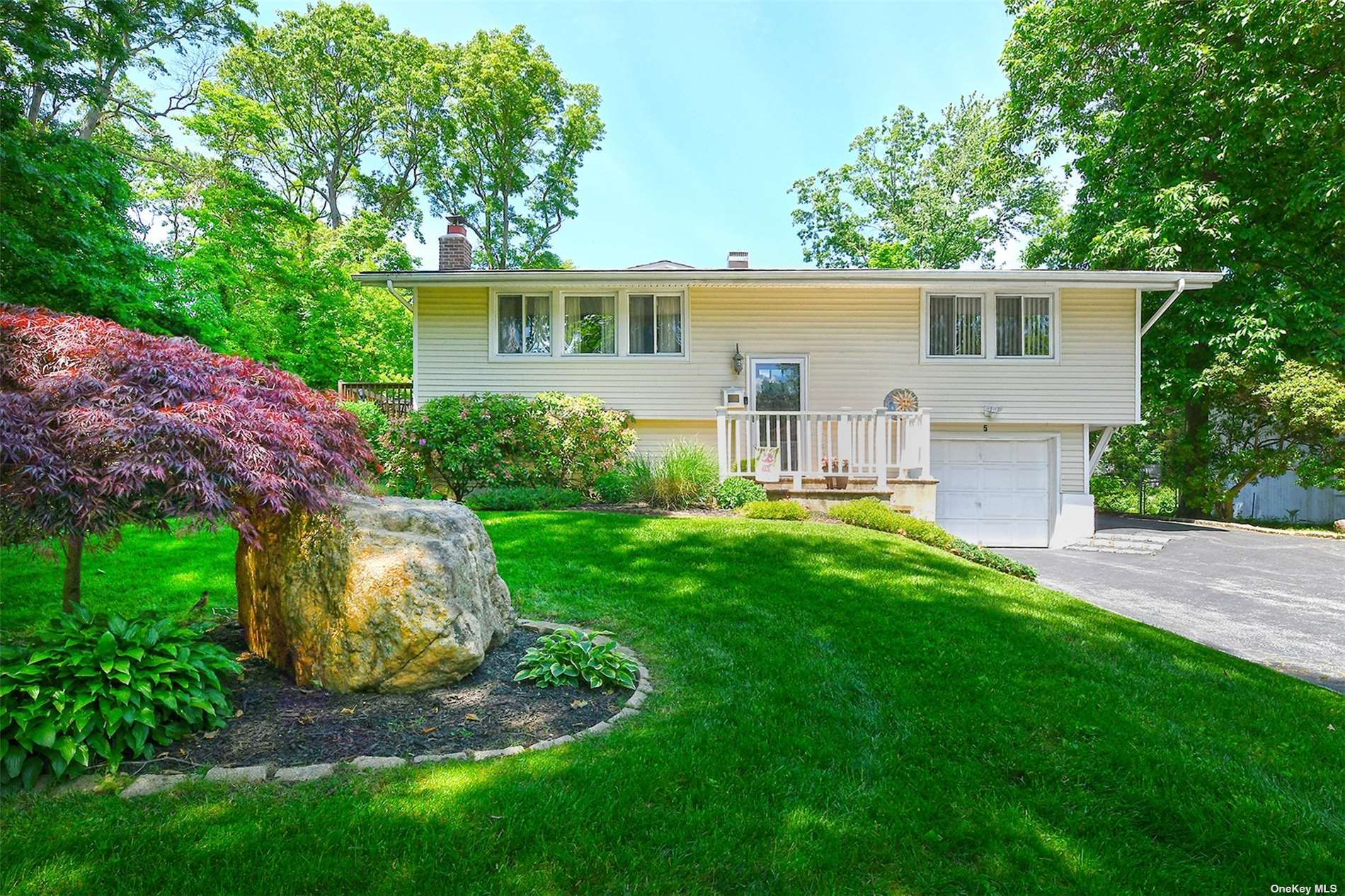 Property for Sale at 5 Redleaf Lane, Commack, Hamptons, NY - Bedrooms: 4 
Bathrooms: 3  - $749,000