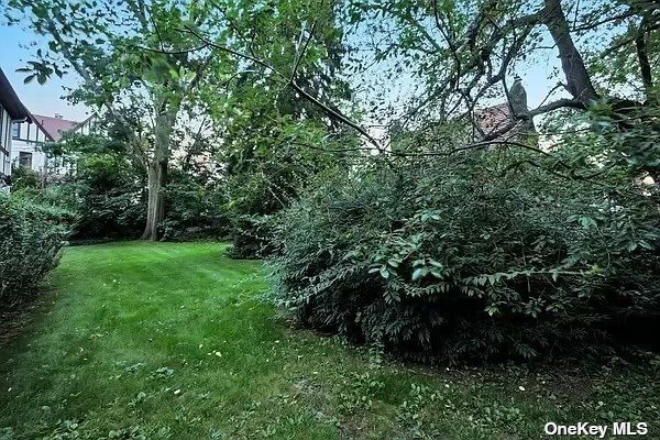 30 Rockrose Place, Forest Hills, New York image 5