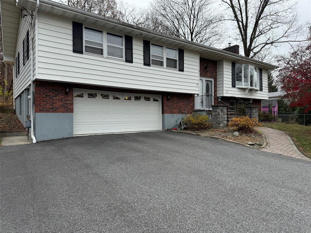 Property for Sale at 7 Gregory Drive, Goshen, New York - Bedrooms: 4 
Bathrooms: 3 
Rooms: 9  - $549,900