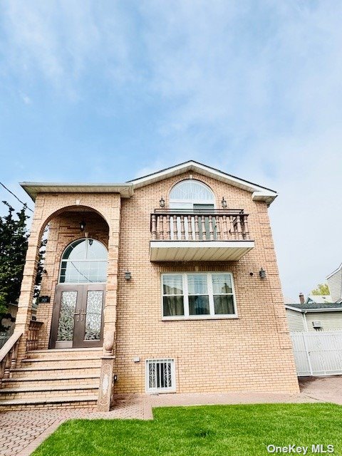 3828 219th Street, Bayside, Queens, NY - 4 Bedrooms  
4 Bathrooms  
6 Rooms - 