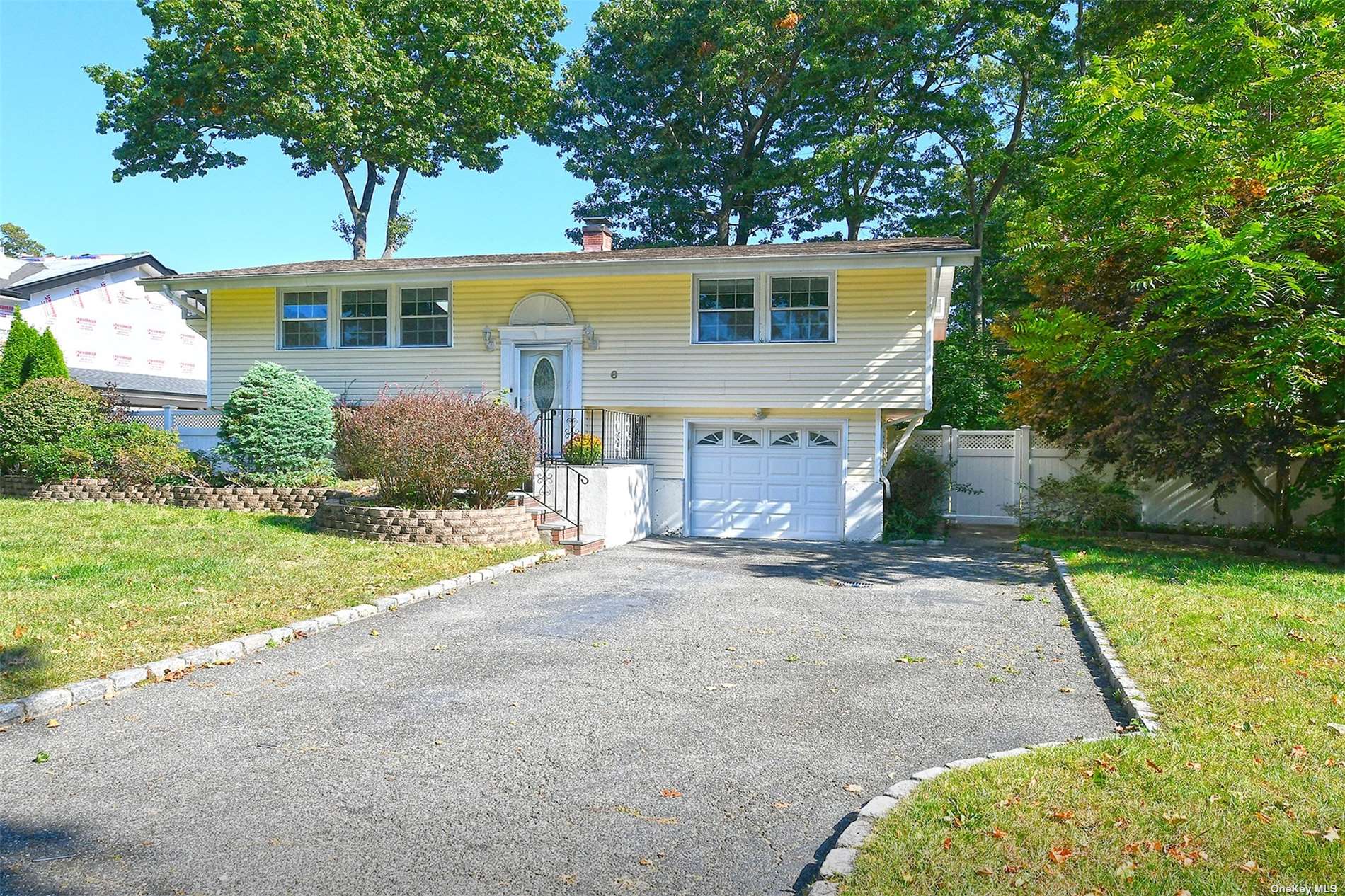 8 Horseshoe Lane, Commack, New York image 2