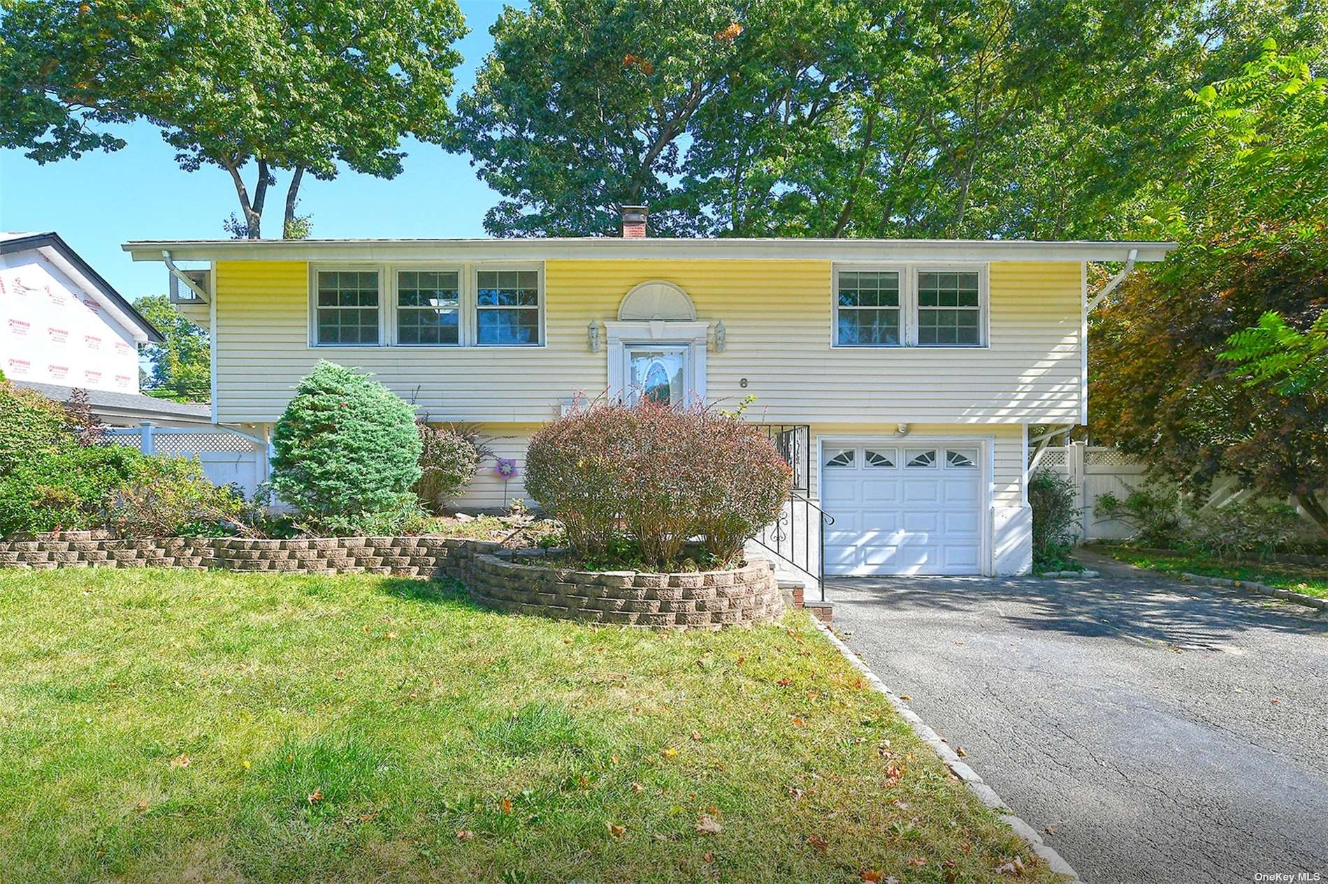 8 Horseshoe Lane, Commack, Hamptons, NY - 4 Bedrooms  
2 Bathrooms - 