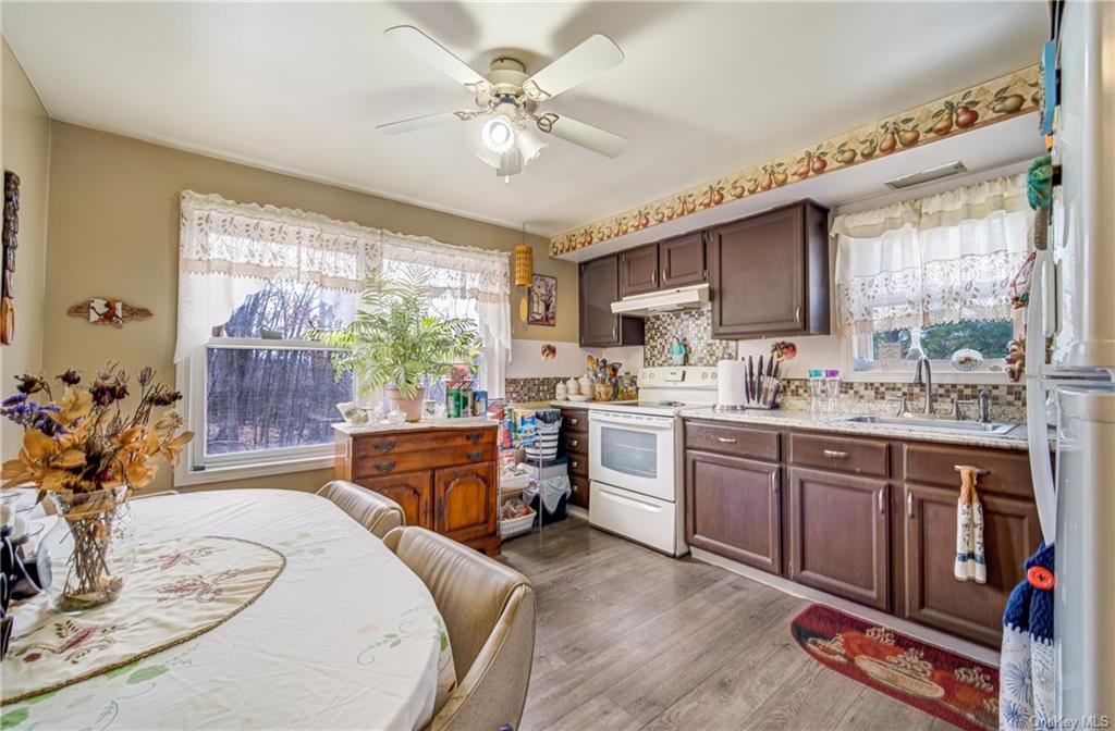 Photo 5 of 21 of 27 Tompkins Avenue house