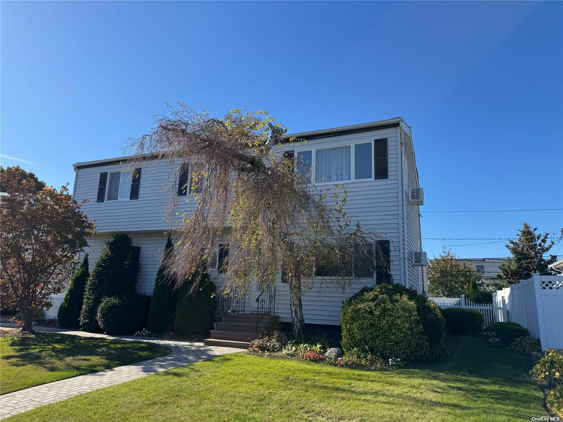 219 Riviera Parkway, Lindenhurst, New York image 1