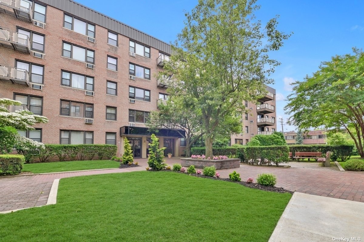 5 Birchwood Court #2P, Mineola, New York image 1