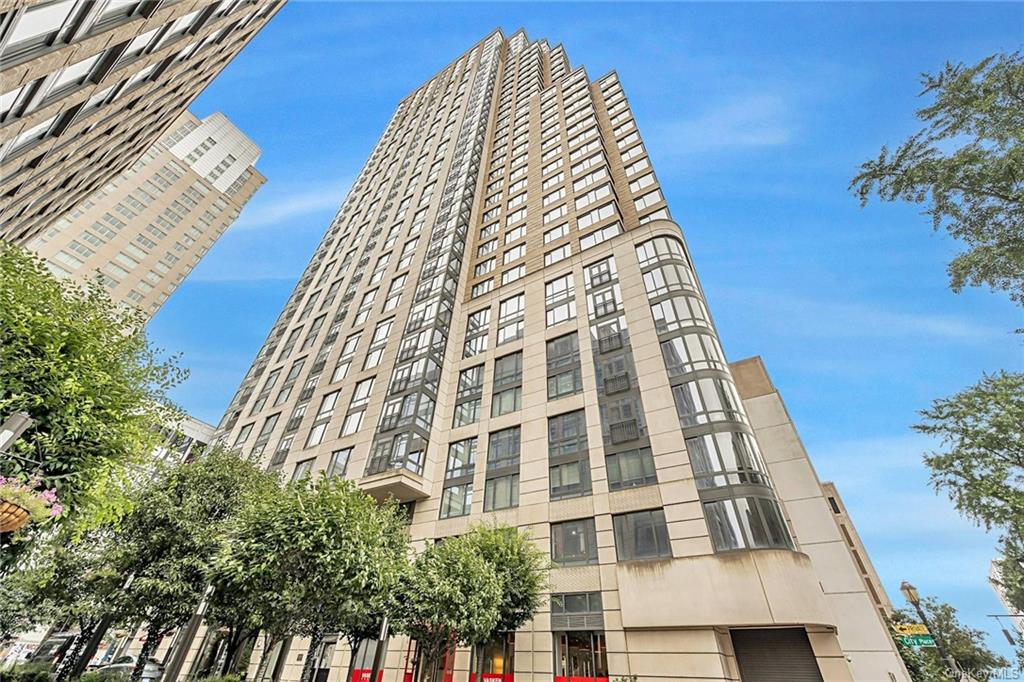 10 City Place 17A, White Plains, New York - 2 Bedrooms  
3 Bathrooms  
5 Rooms - 