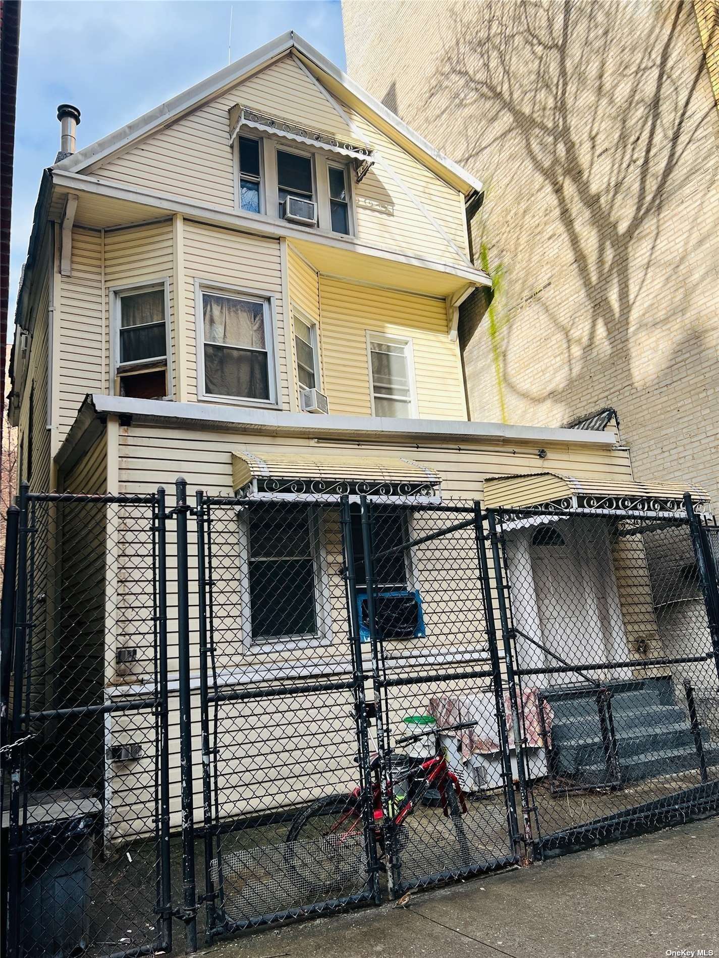 Property for Sale at 2481 Davidson Avenue, Bronx, New York - Bedrooms: 12 
Bathrooms: 4 
Rooms: 5  - $799,000