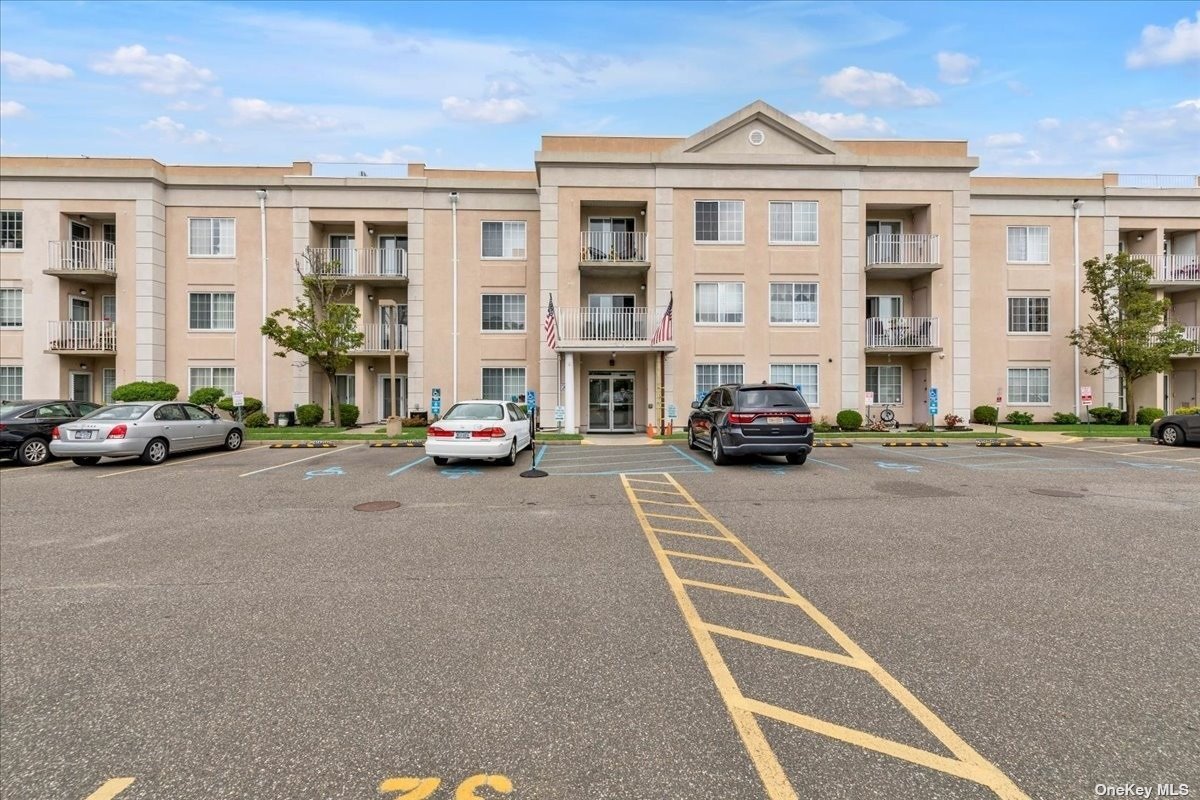 View Westbury, NY 11590 condo