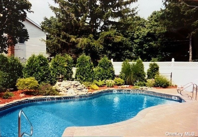 10 Somers Lane, Commack, New York image 25