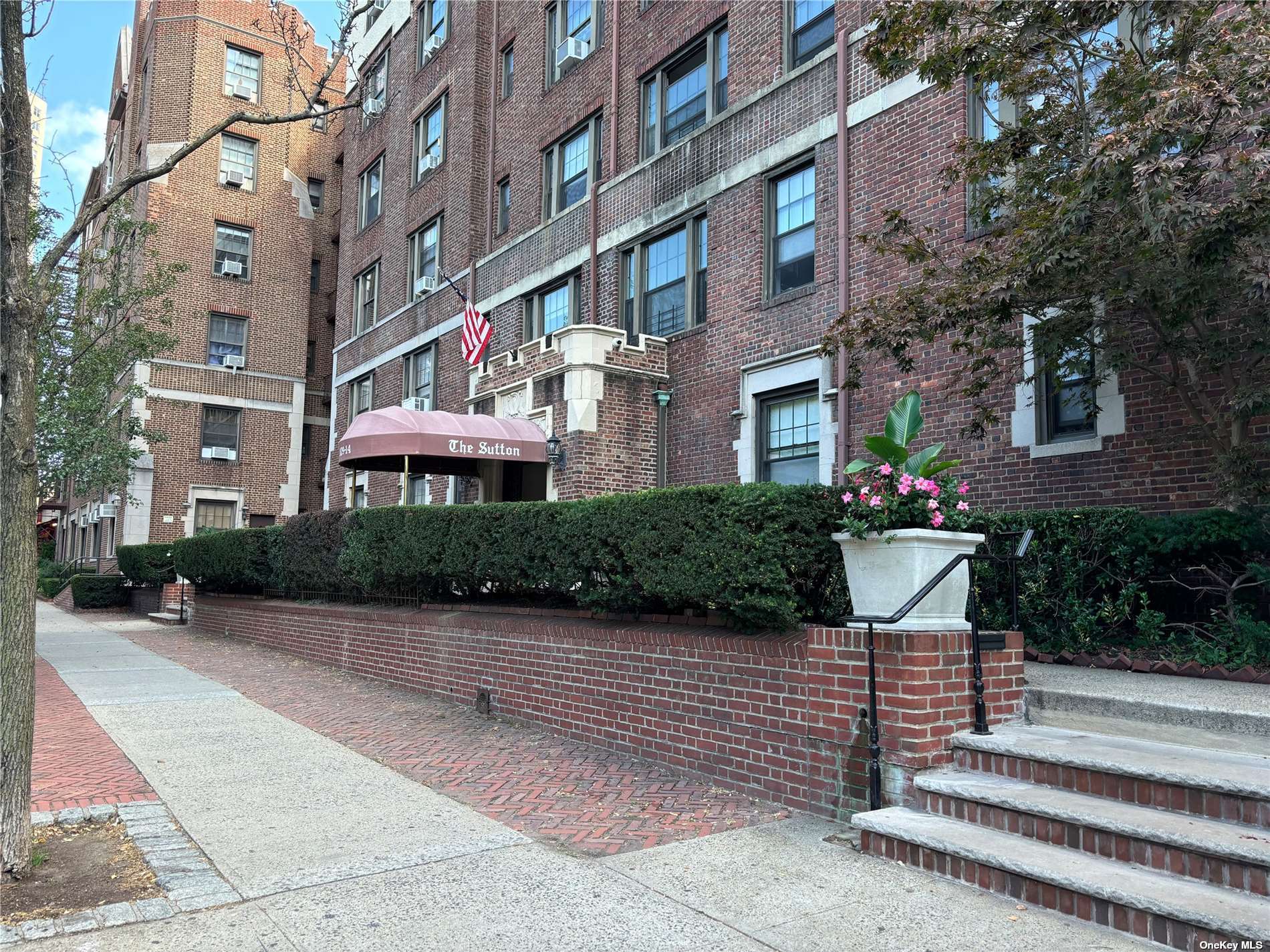 Property for Sale at 10914 Ascan Avenue 4E, Forest Hills, Queens, NY - Bedrooms: 2 
Bathrooms: 1 
Rooms: 5  - $600,000