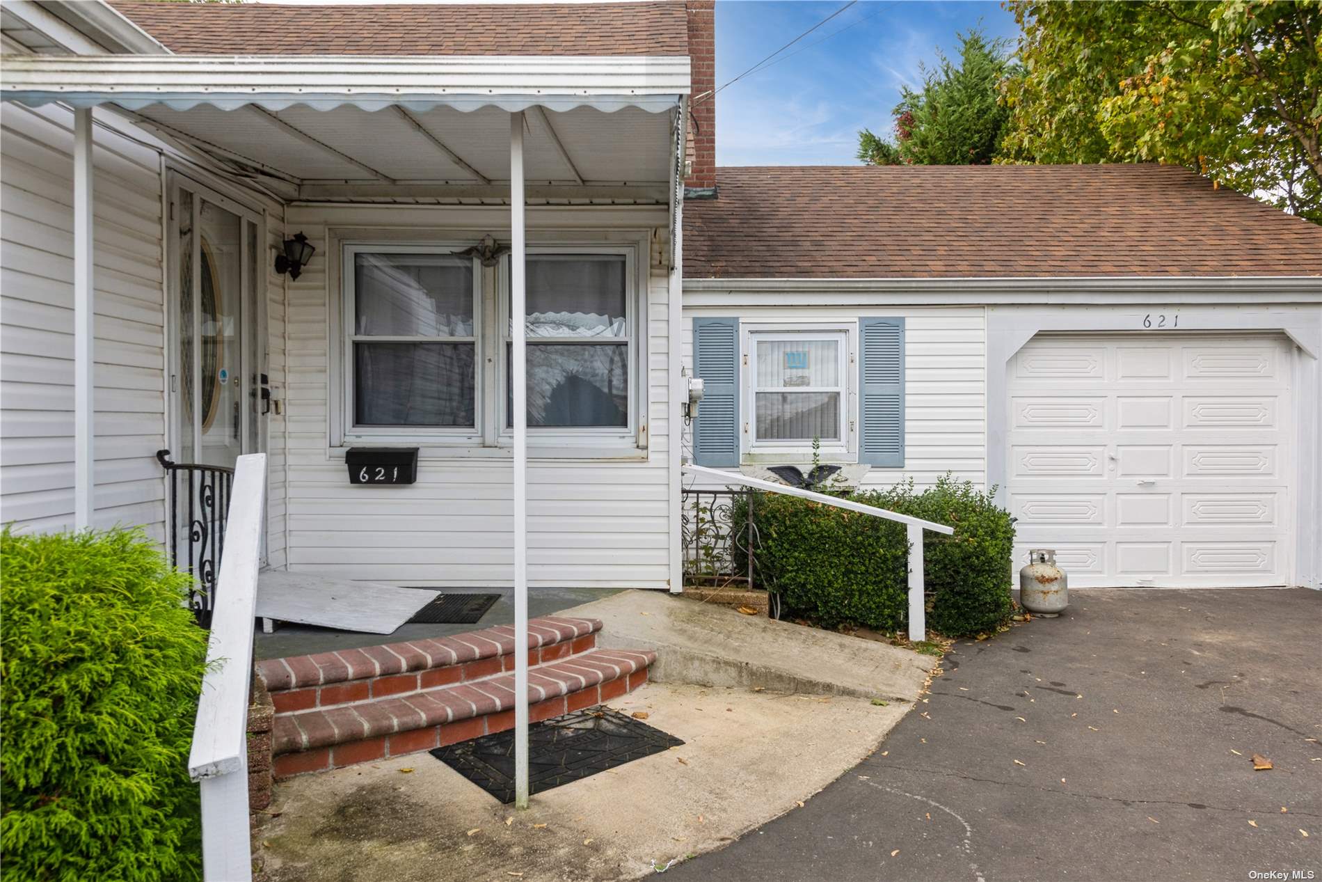 621 S 9th Street, Lindenhurst, New York image 3