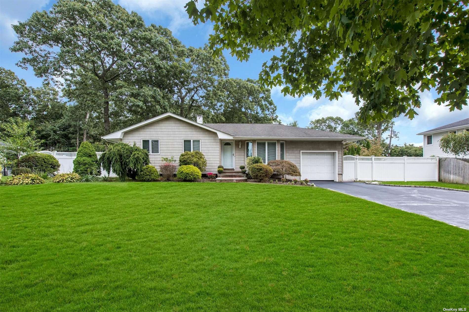 7 Partridge Drive, Commack, Hamptons, NY - 3 Bedrooms  
2 Bathrooms - 