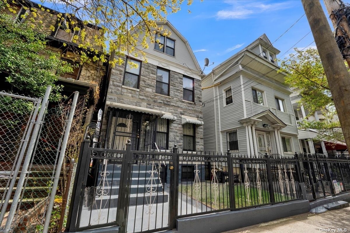 1698 Topping Avenue, Bronx, New York - 6 Bedrooms  
6 Bathrooms  
18 Rooms - 
