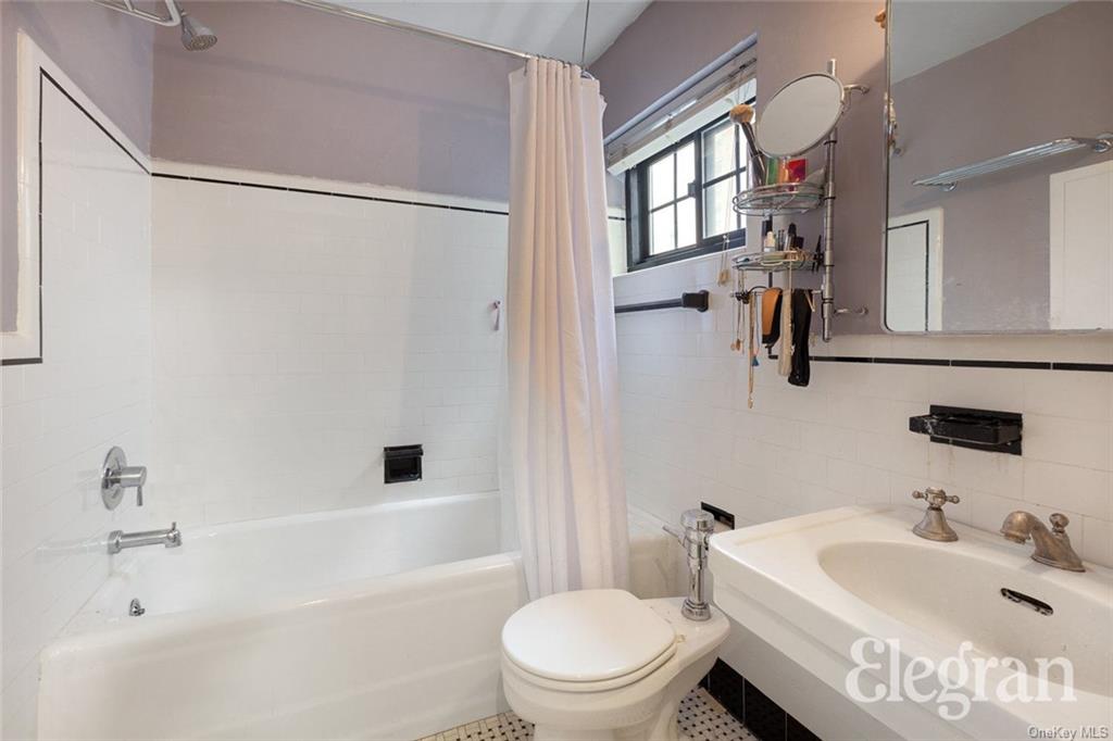 Photo 4 of 5 of 102 E 22nd St 9I co-op property