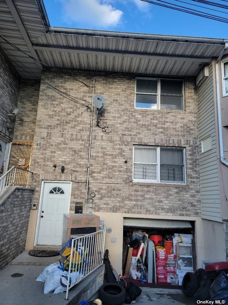 Property for Sale at 16827 105th Avenue Ave, Jamaica, Queens, NY - Bedrooms: 6 
Bathrooms: 2 
Rooms: 10  - $900,000