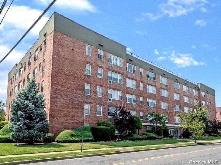 280 Guy Lombardo Avenue #4L, Freeport, New York image 17