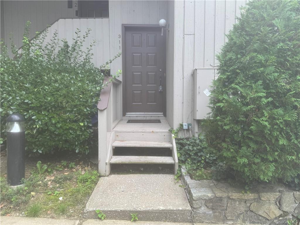 311 North Greeley Avenue, Chappaqua, New York - 2 Bedrooms  
2 Bathrooms  
5 Rooms - 