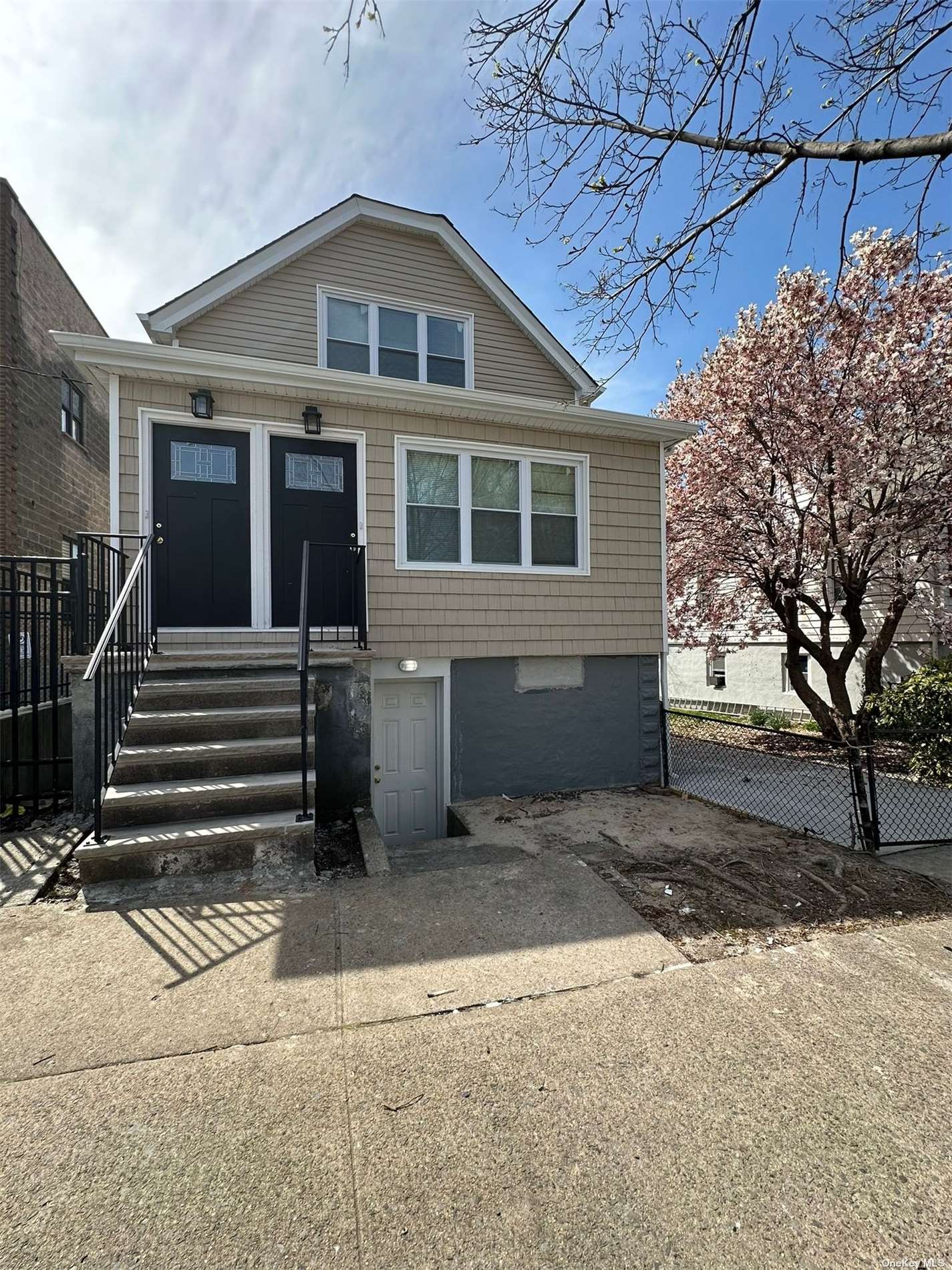 Property for Sale at 1117 Revere Avenue, Bronx, New York - Bedrooms: 6 
Bathrooms: 4 
Rooms: 12  - $1,199,999