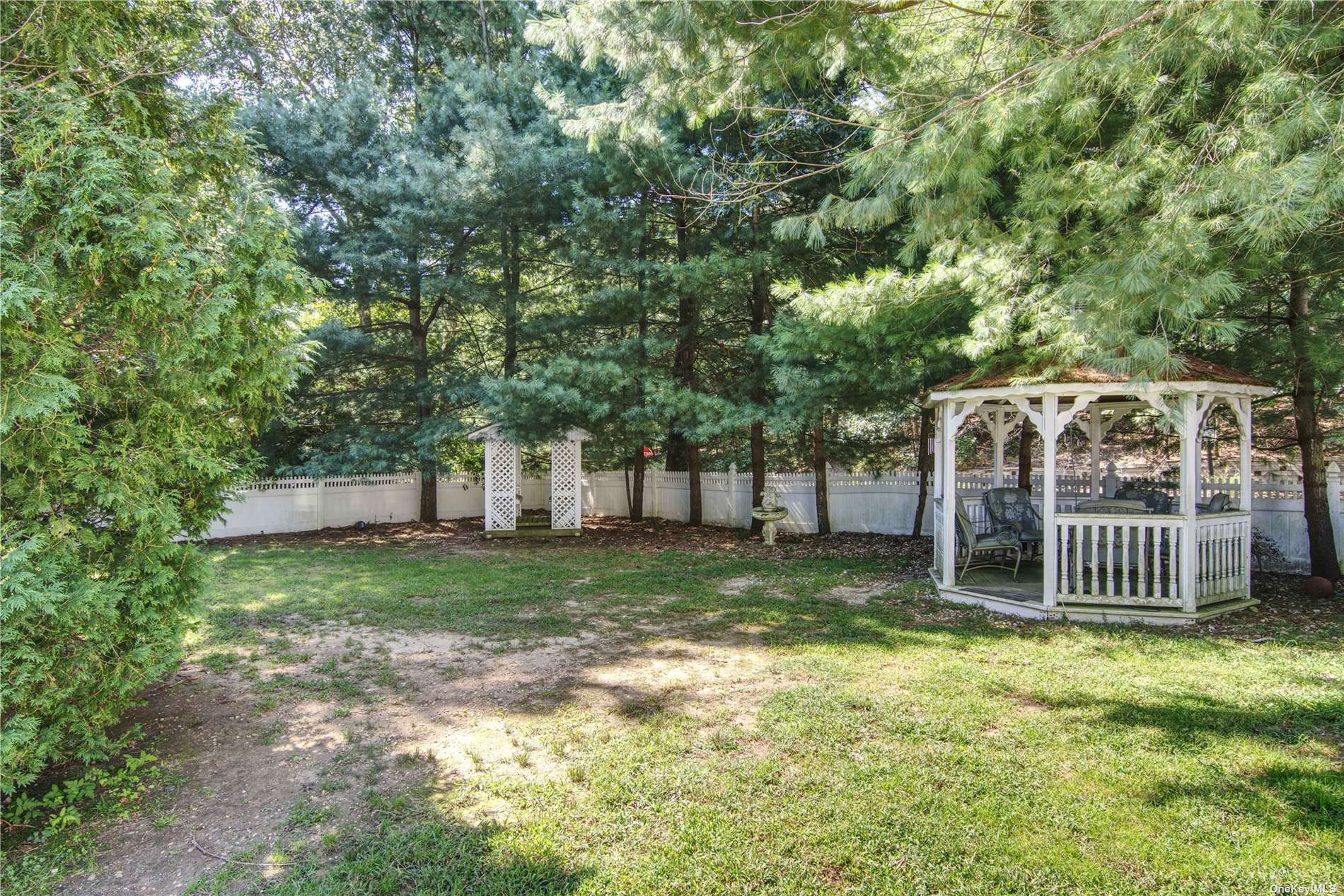 25 Whispering Woods Drive, Smithtown, New York image 31