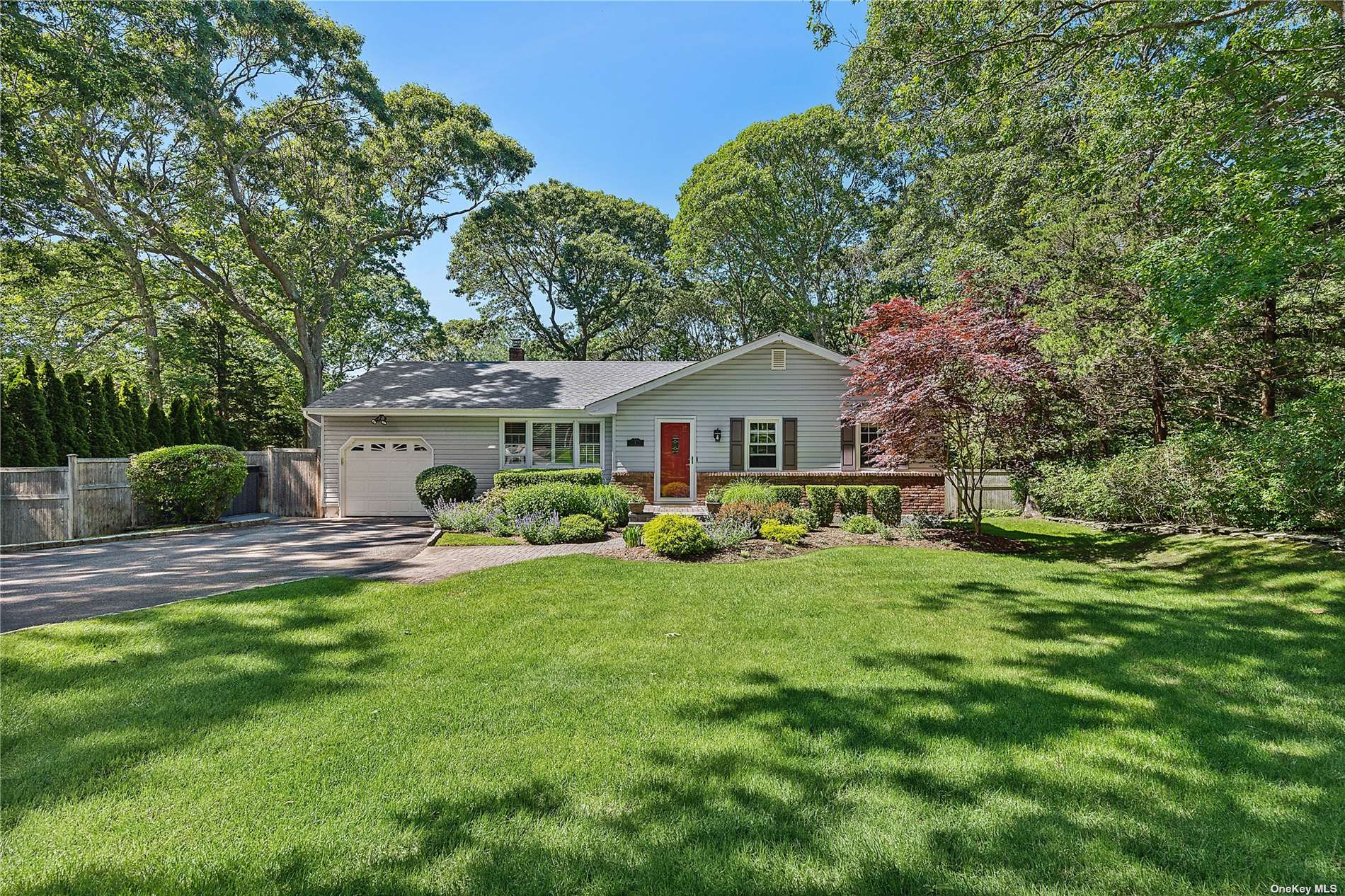 1 The Crescent Ct, Hampton Bays, Hamptons, NY - 3 Bedrooms  
1 Bathrooms - 