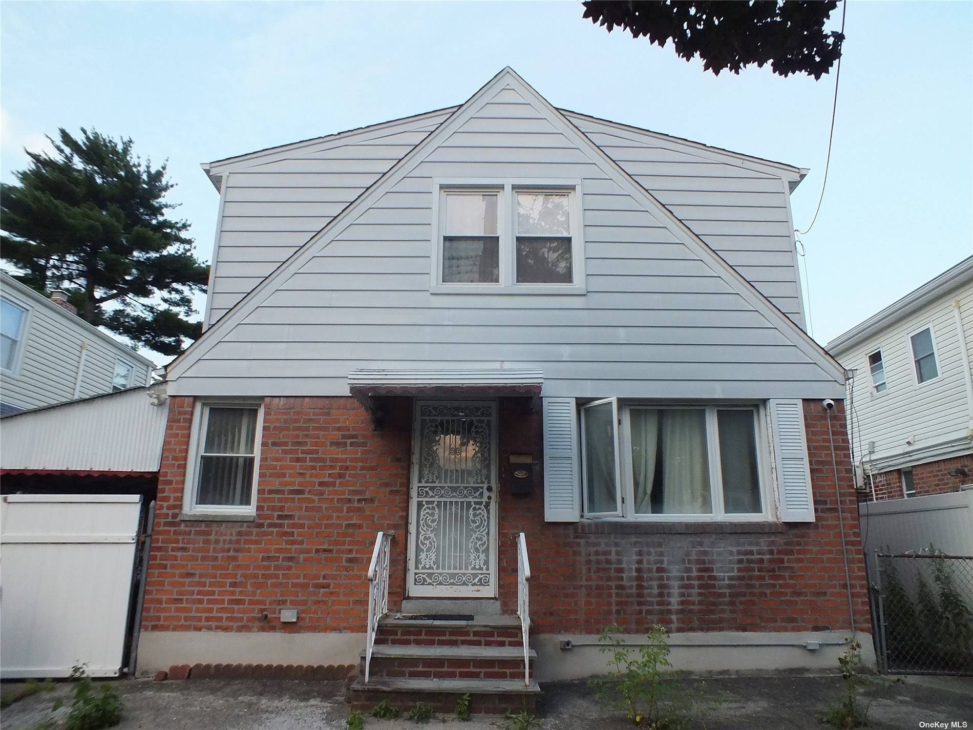 8551 257th Street, Floral Park, Queens, NY - 4 Bedrooms  
2 Bathrooms  
7 Rooms - 