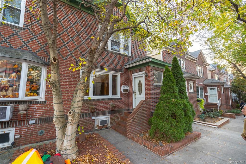 7926 69th Road, Middle Village, Queens, NY - 4 Bedrooms  
3 Bathrooms  
6 Rooms - 