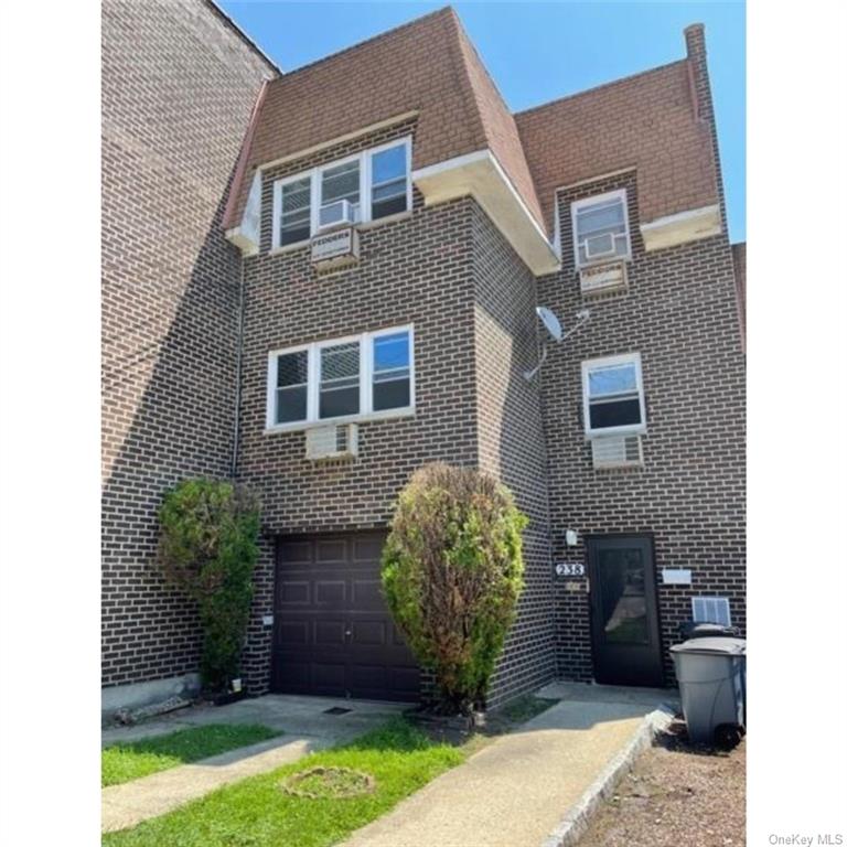 Rental Property at 238 Meagher Avenue 3, Bronx, New York - Bedrooms: 3 
Bathrooms: 1 
Rooms: 5  - $3,000 MO.