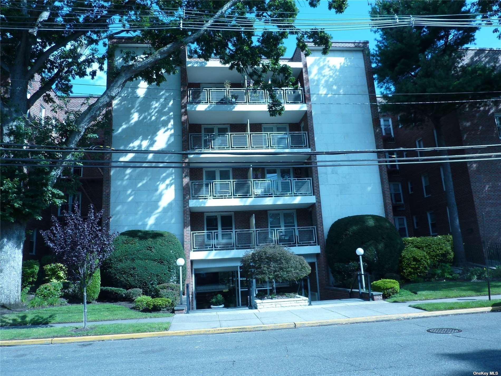 110 Brooklyn Avenue Ave #1T, Freeport, New York image 1